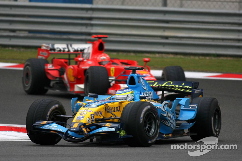 Giancarlo Fisichella delante de Michael Schumacher