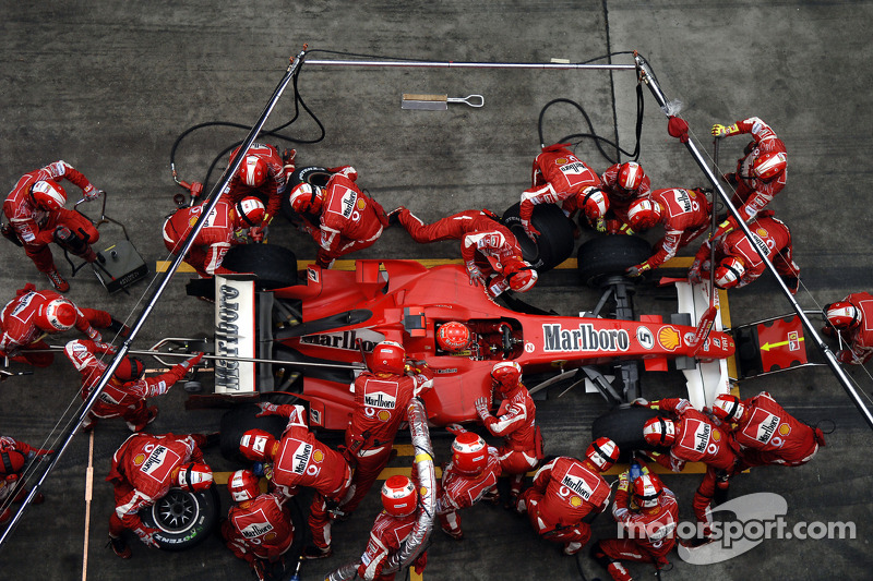 Parada de pits para Michael Schumacher