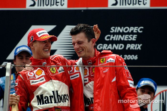 Podio: ganador de la carrera Michael Schumacher celebra con Chris Dyer