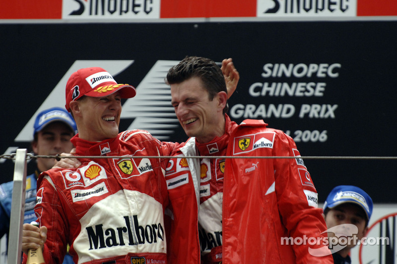 Podio: El ganador de la carrera, Michael Schumacher, lo celebra con Chris Dyer