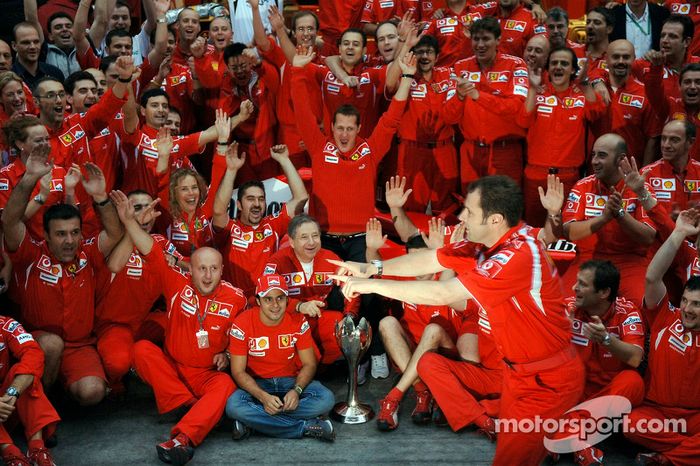 Ganador de la carrera Michael Schumacher celebra con los miembros del equipo Ferrari