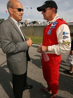 Scott Atherton discute avec Fredy Lienhard