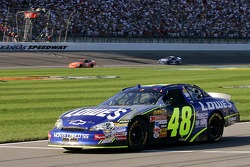 Jimmie Johnson quitte les stands alors que Tony Stewart franchit la ligne pour remporter les NASCAR Nextel Cup Series Banquet 400