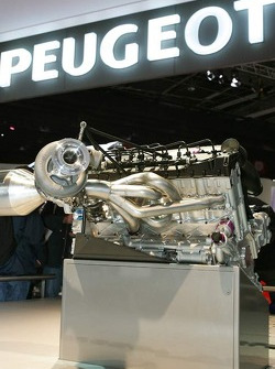 Une maquette à taille réelle de la Peugeot 908 V12 HDi FAP est présentée au salon de l'automobile de Paris