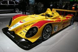 La version course de la Porsche RS Spyder 2007 est présentée au salon de l'automobile de Paris