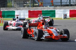 Tiago Monteiro devant Takuma Sato