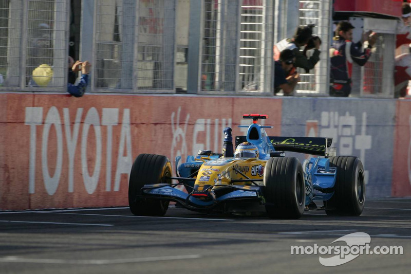 Fernando Alonso wint in Japan, 2006