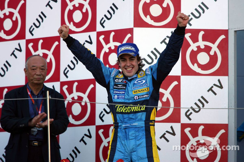 Podio: ganador de la carrera Fernando Alonso celebra