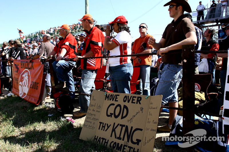 The fans pay tribute