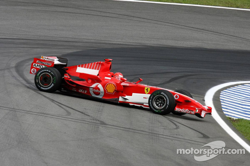 Michael Schumacher trompea en los entrenamientos libres