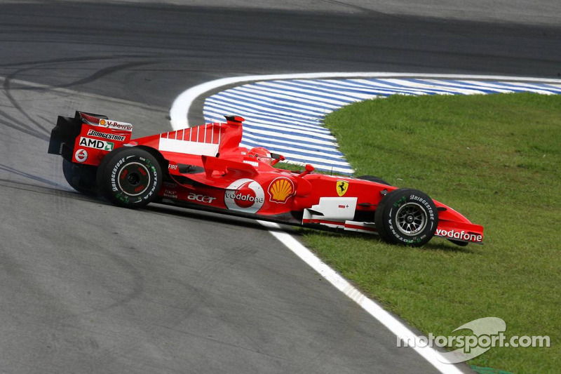Michael Schumacher trompea en los entrenamientos libres