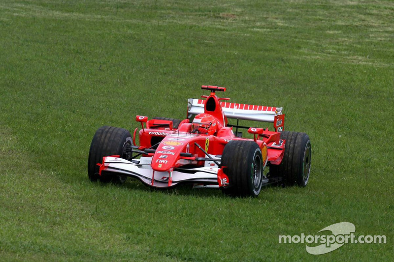 Michael Schumacher trompea en los entrenamientos libres