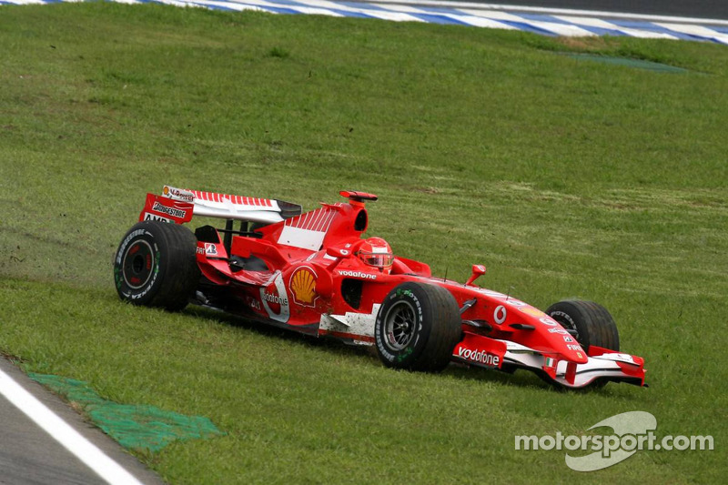 Michael Schumacher trompea en los entrenamientos libres