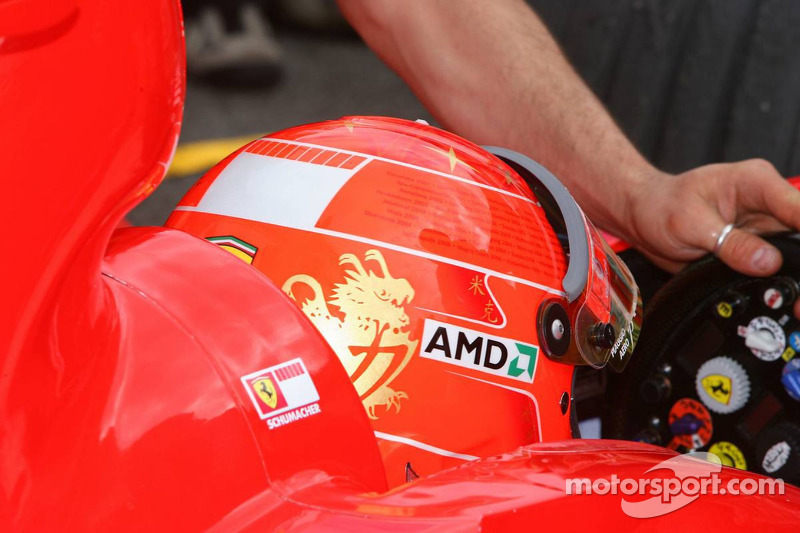 Casque de Michael Schumacher avec toutes ses victoires mentionnées sur les deux côtés