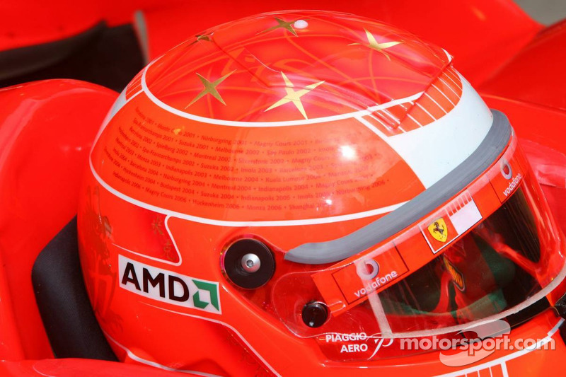 Casco de Michael Schumacher con todas sus victorias en ambos lados
