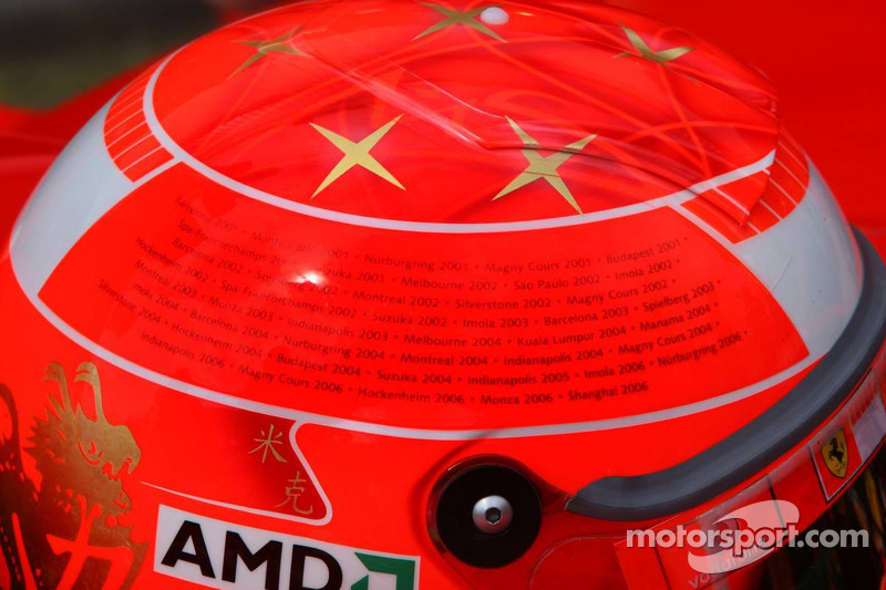 Casco de Michael Schumacher con todas sus victorias en ambos lados