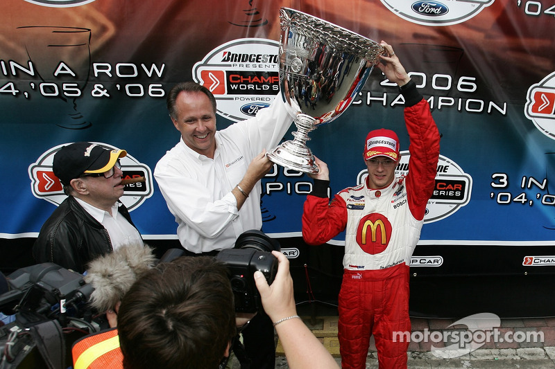 Le champion 2006 de Champ Car World Series Sébastien Bourdais savoure avec la Vanderbilt Cup