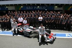 Photo de groupe McLaren-Mercedes : Kimi Räikkönen et Pedro de la Rosa posent avec des membres del'équipe