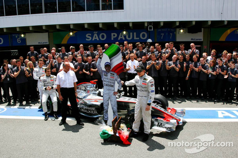 McLaren Mercedes takım fotoğrafı: Ron Dennis gives Kimi Raikkonen a leaving present