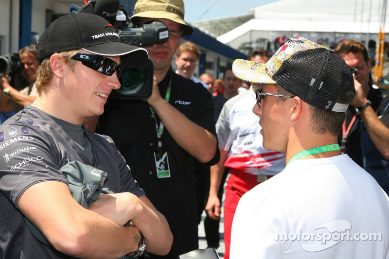 O finlandês é uma lenda muito pelas emblemáticas entrevistas. Na mais marcante, foi questionado por Martin Brundle: "Kimi, você perdeu a apresentação do Pelé". Raikkonen respondeu: "Estava dando uma cagada". Foi no GP do Brasil de 2006.