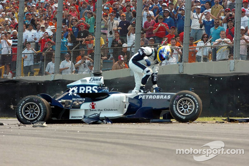 Nico Rosberg crashes heavily on the first lap
