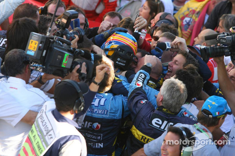 Campeón del mundo 2006 F1, Fernando Alonso, celebrando