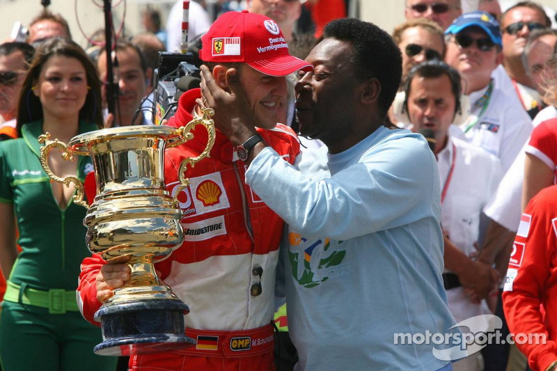 Pelé überreicht Schumi eine besondere Trophäe
