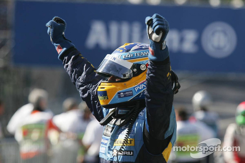 Campeón del mundo 2006 F1, Fernando Alonso, celebrando