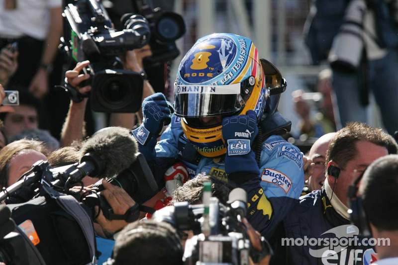 Campeón del mundo 2006 F1, Fernando Alonso, celebrando