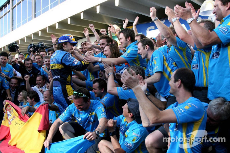 Campeón del mundo 2006 F1, Fernando Alonso, celebrando