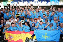 Campeón del mundo F1 2006, Fernando Alonso, celebra con miembros de Renault F1