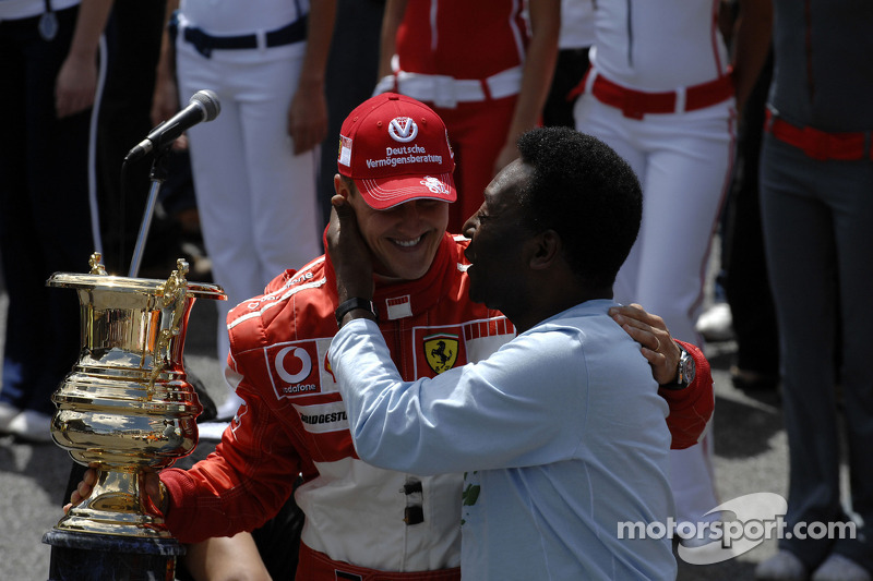 Ceremony for Michael Schumacher's retirement on the starting grid: Michael Schumacher accepts a special trophy from Pelé