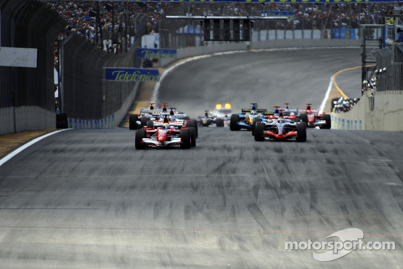 Start: Felipe Massa takes the lead in front of Kimi Raikkonen