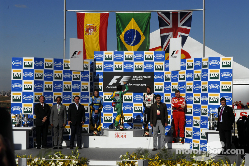 Podio: ganador de la carrera Felipe Massa y campeón del mundo 2006, segundo lugar Fernando Alonso y tecer lugar Jenson Button