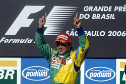 Podium : le vainqueur de la course Felipe Massa savoure