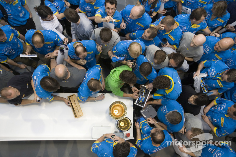 2006 Formula One World Champion Fernando Alonso thanks the Renault F1 Team at their factory in Enstone