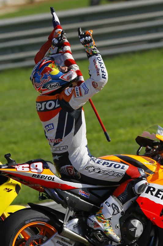 El Campeón Mundial de MotoGP 2006 Nicky Hayden celebra