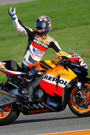 El Campeón Mundial de MotoGP 2006 Nicky Hayden celebra