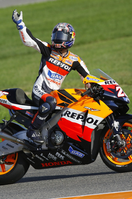 El Campeón Mundial de MotoGP 2006 Nicky Hayden celebra