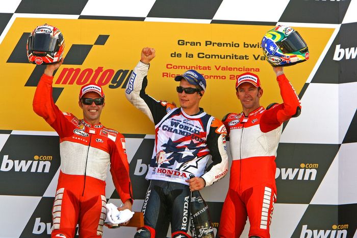 Podio: segundo lugar Loris Capirossi; campeón mundial de MotoGP 2006 Nicky Hayden y ganador de la ca
