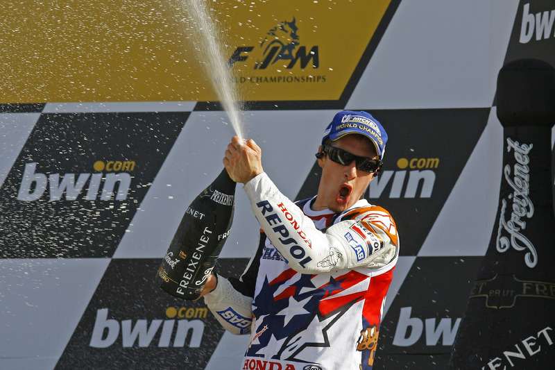 Podium: champagne pour Nicky Hayden