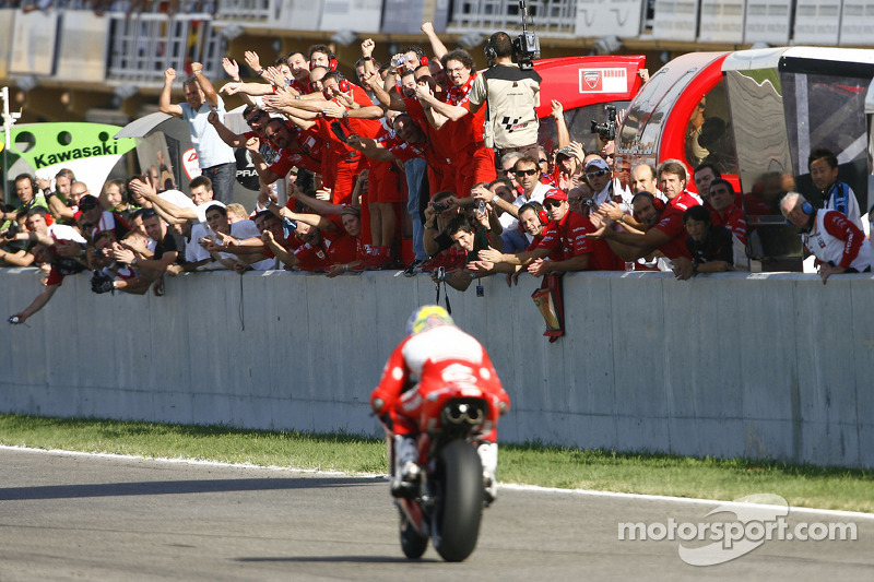 Troy Bayliss vince la gara