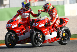Le vainqueur de la course Troy Bayliss savoure avec Loris Capirossi