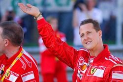 Michael Schumacher à travers la foule