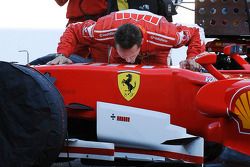 Michael Schumacher embrasse sa voiture