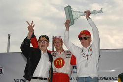 Podium: le vainqueur de la course Sébastien Bourdais avec Carl Haas et Paul Newman