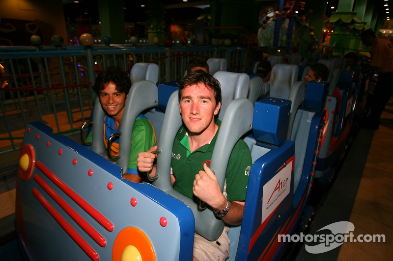 Cosmos World Theme Park, Kuala Lumpur: Tuka Rocha e John O'Hara