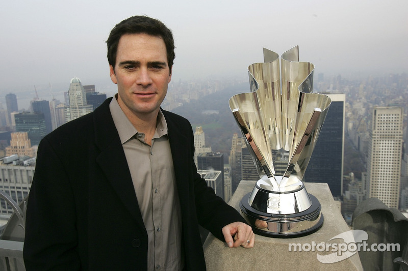 Jimmie Johnson conquistava seu primeiro título da NASCAR; o primeiro de sete