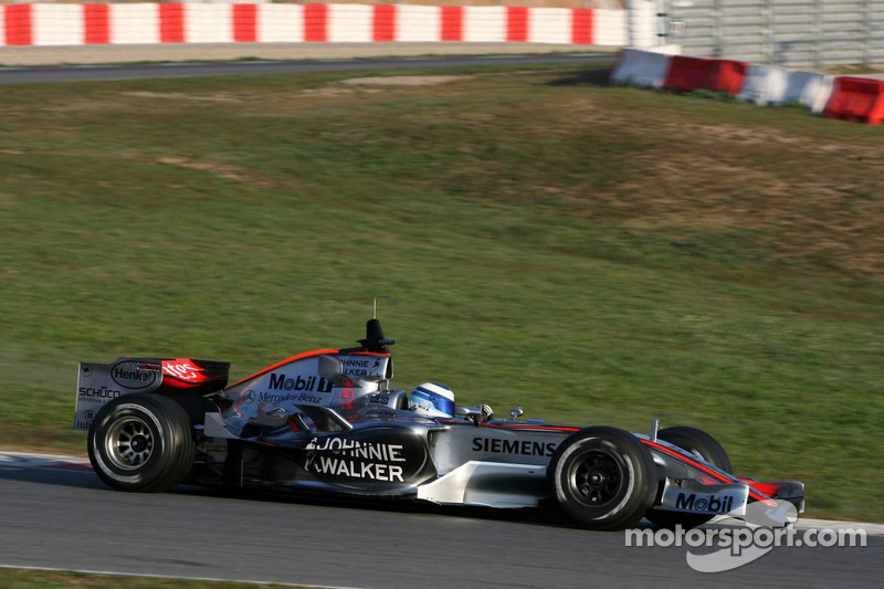 Mika Hakkinen, al volante del McLaren Mercedes MP4-21 (2006)