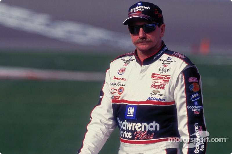 O dia 18 de fevereiro de 2001 ficará marcado para o esporte a motor norte-americano. Considerado o maior nome da NASCAR, Dale Earnhardt morreu após acidente na última volta da Daytona 500 daquele ano. Dale Jr. já competia na Cup e terminou em 2º, na vitóri